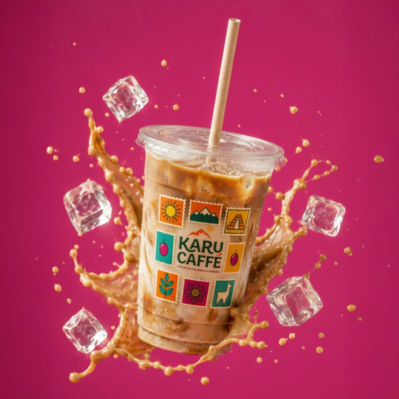 Copo de café gelado da Karu Caffé com gelo e salpicos sobre fundo magenta