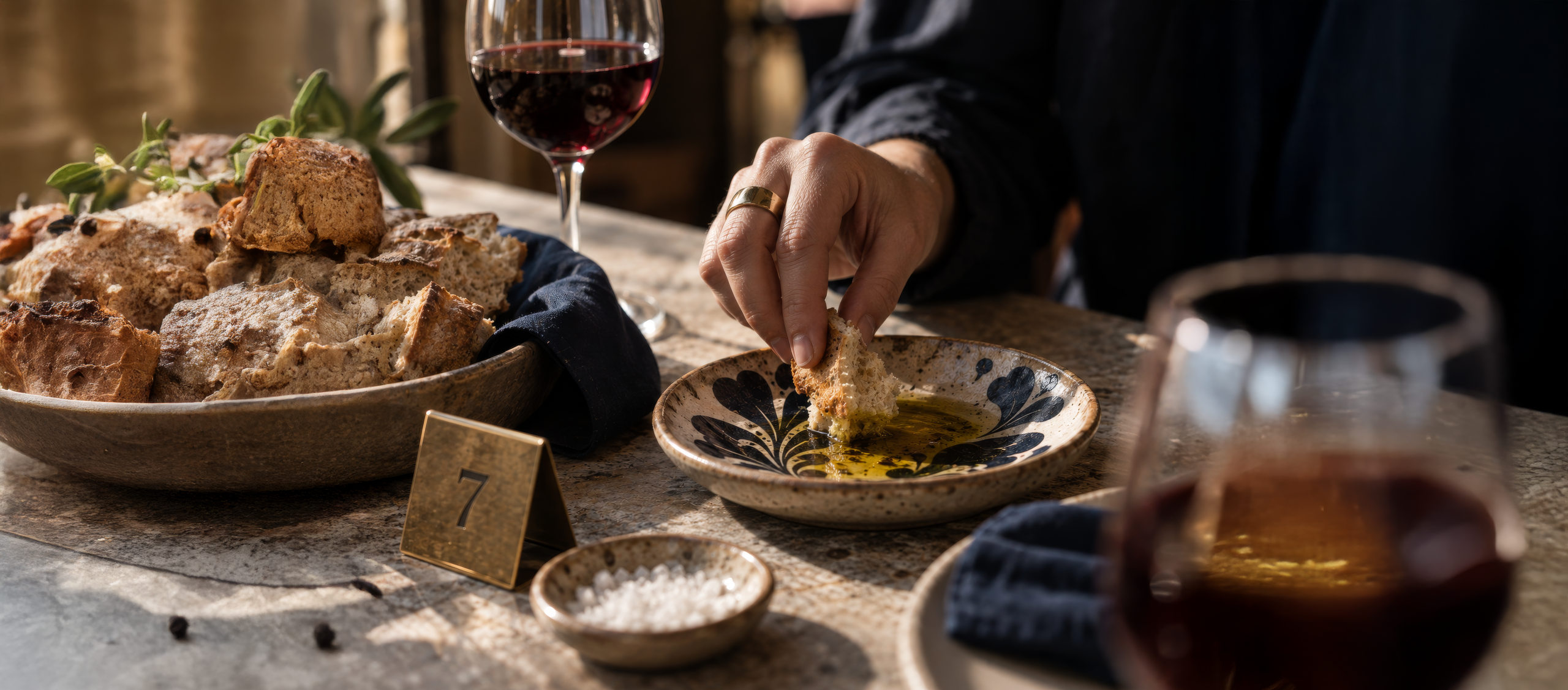 Petiscos servidos à mesa na Sabores de Tradição