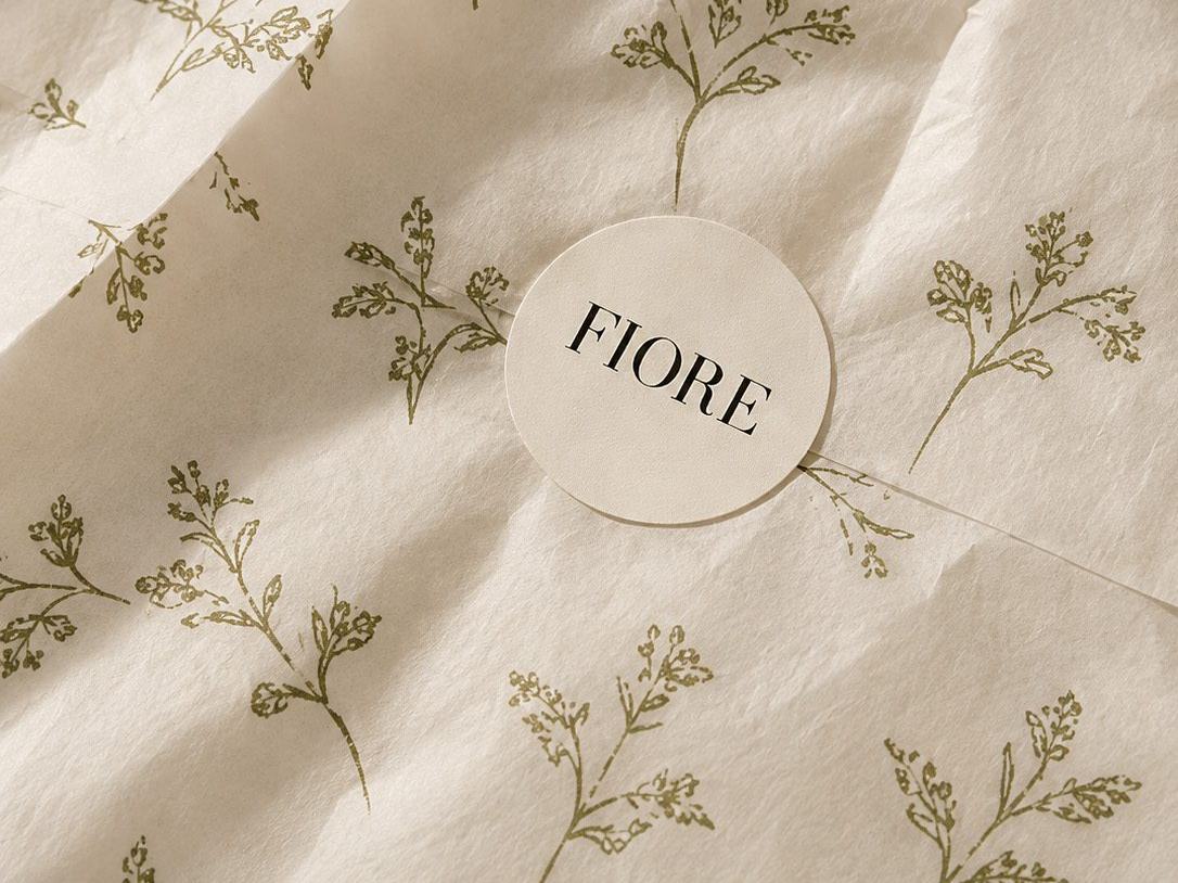 Papel de seda da Fiore com ilustrações botânicas e autocolante da marca