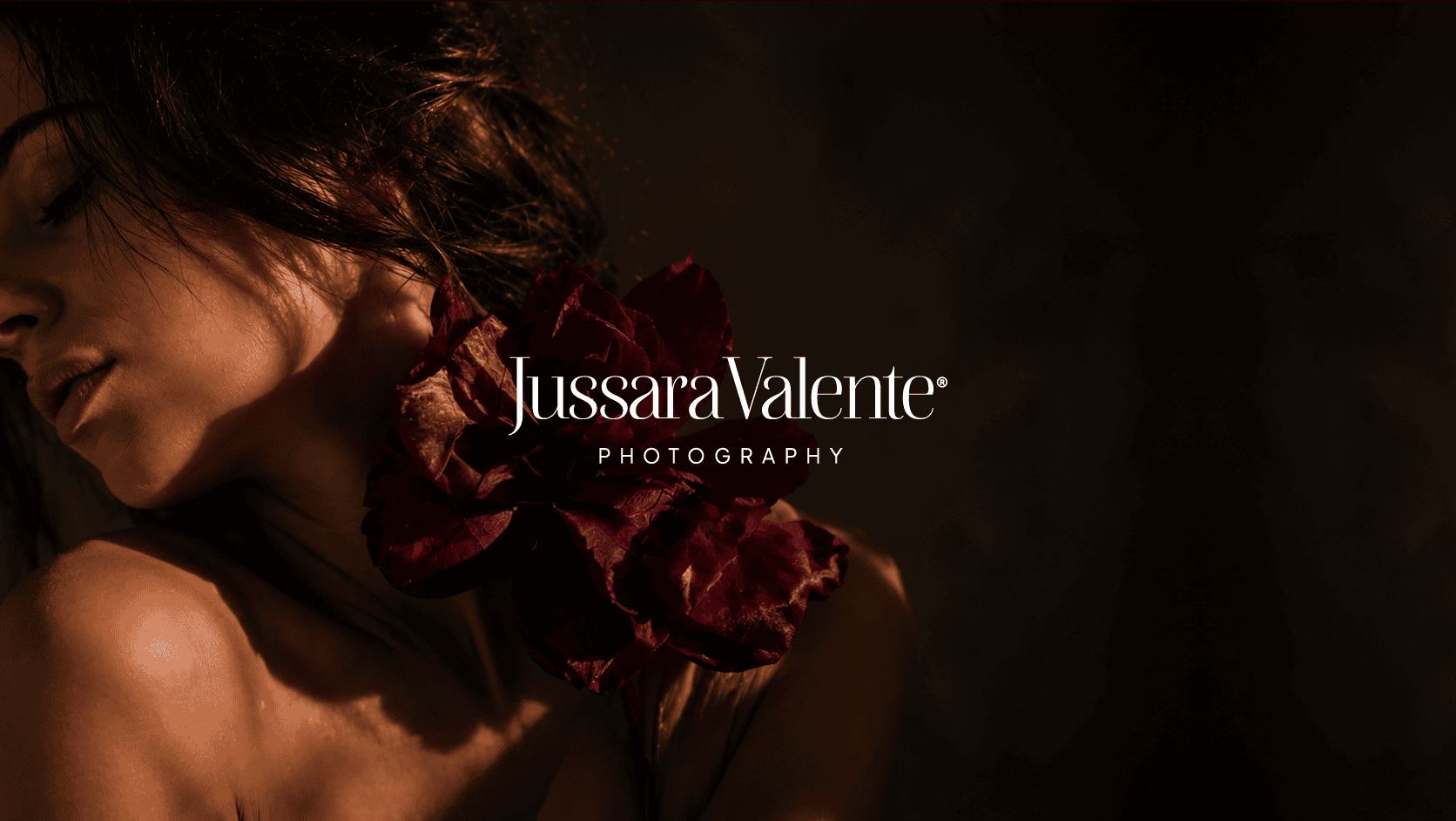 Retrato de mulher com uma rosa vermelha ao ombro e o logótipo Jussara Valente Photography