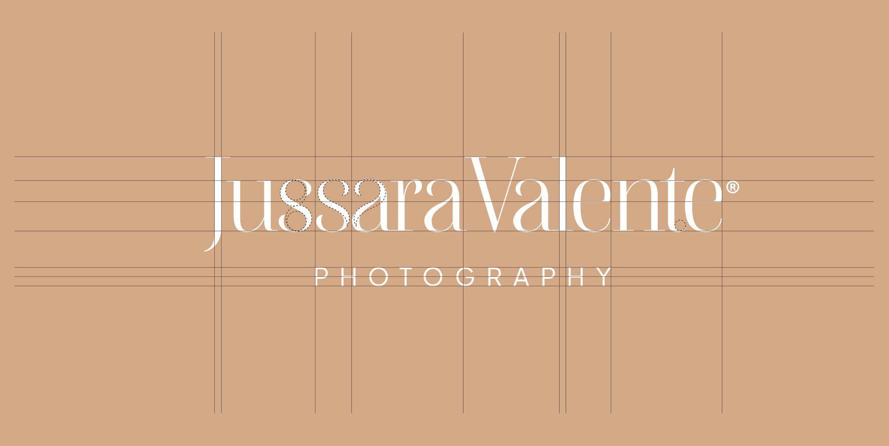 Logótipo Jussara Valente Photography sobre fundo nude, com a grelha de construção