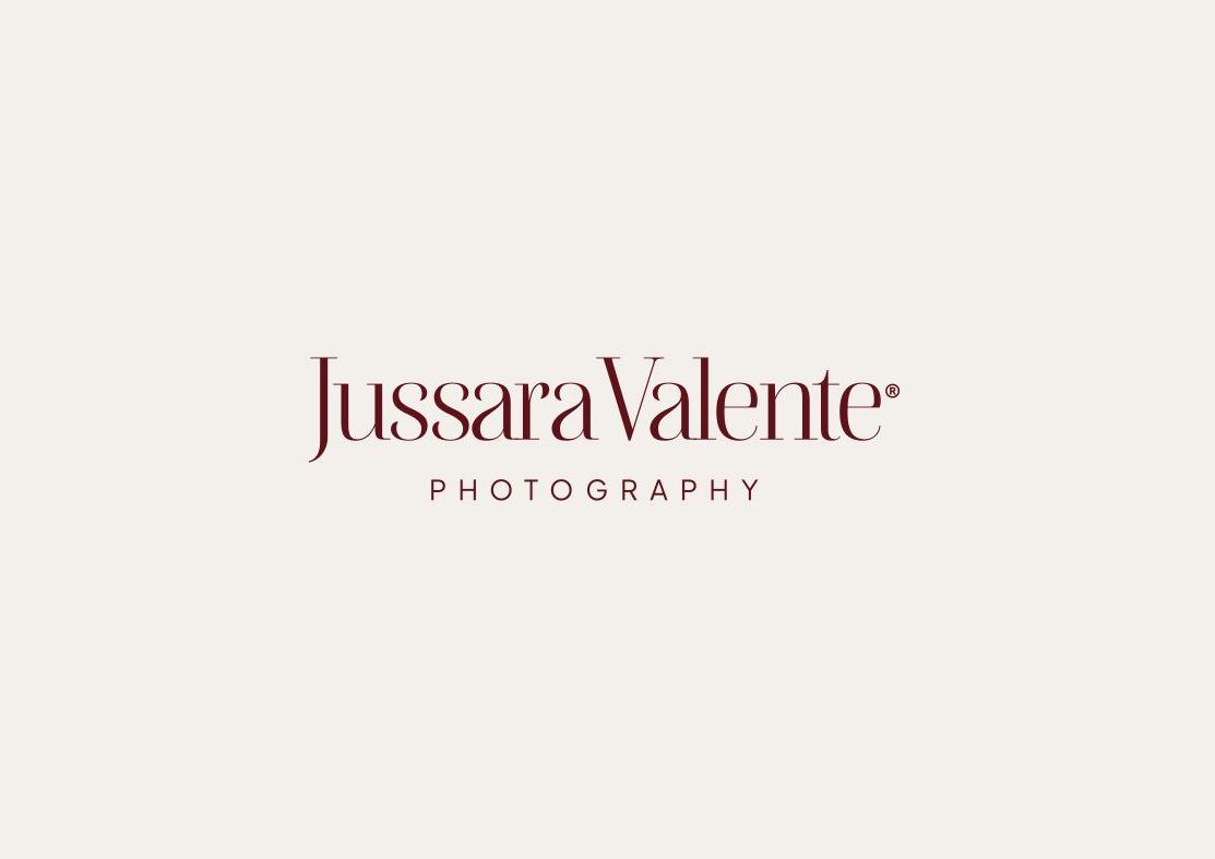 Logótipo Jussara Valente Photography em bordô sobre fundo pérola