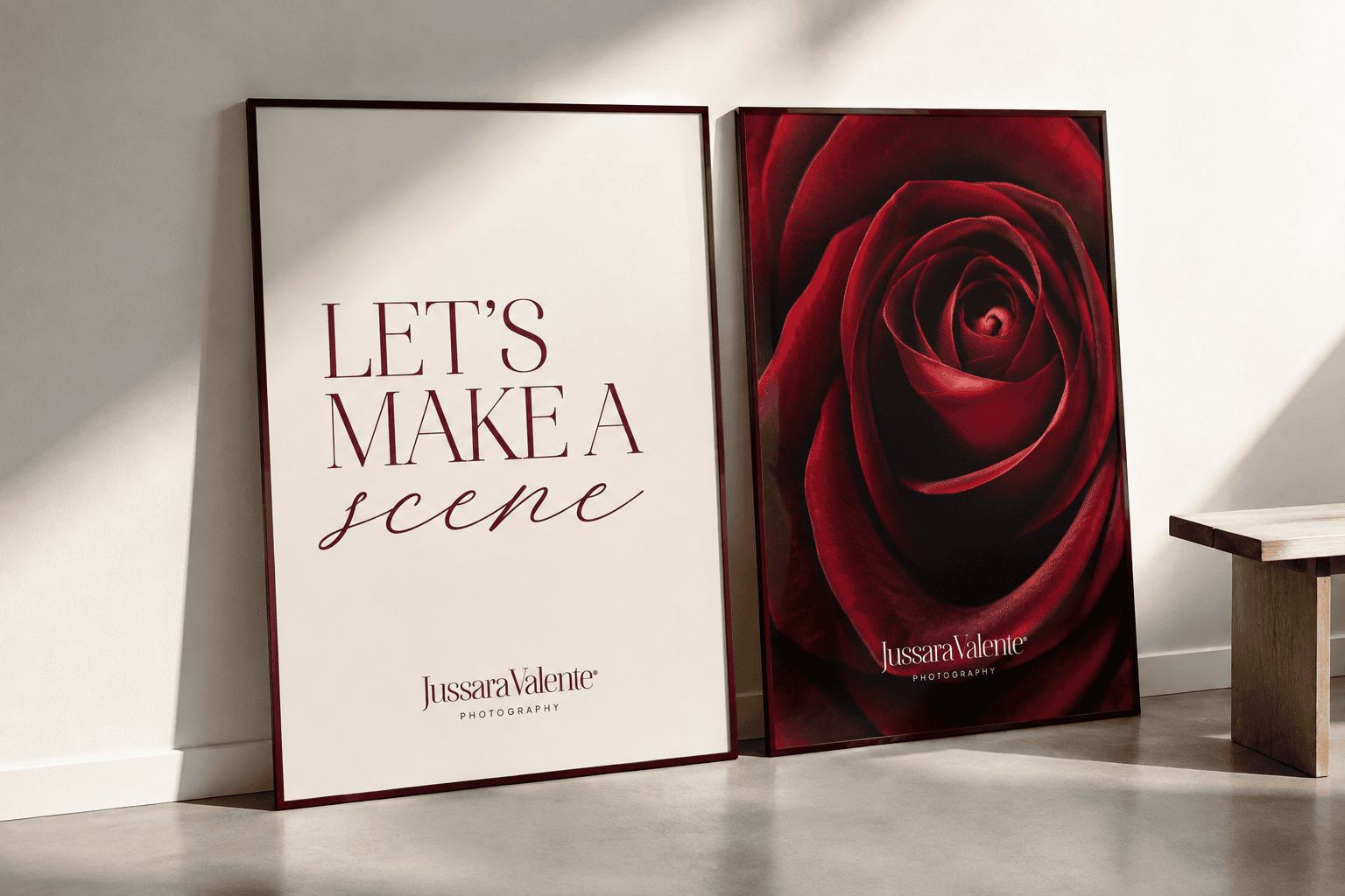 Cartazes Let’s make a scene e de uma rosa vermelha encostados à parede do estúdio