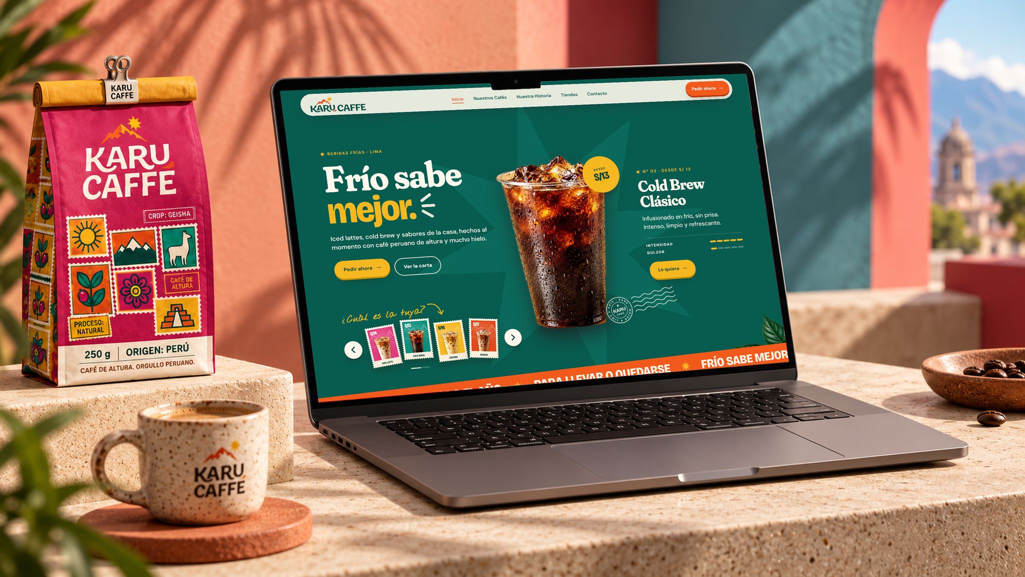 Portátil com o website da Karu Caffé e saco de café sobre a mesa