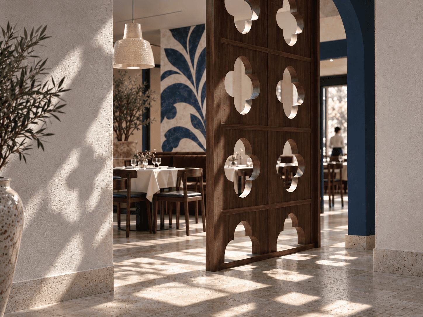 Sala do restaurante com biombo de madeira recortado e parede com o padrão azul