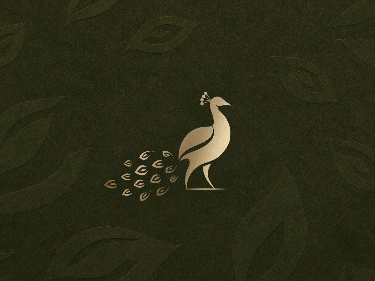 Símbolo dourado de pavão da Serene Nests sobre fundo verde-escuro